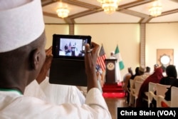 ສະມາຊິກຂອງແຂກທີ່ເຂົ້າຮ່ວມງານ ພາກັນຖ່າຍຮູບຂອງລັດຖະມົນຕີ​ການ​ຕ່າງປະ​ເທດສະຫະລັດ ທ່ານ John Kerry ແລະສຸລະຕານ Sokoto Sa'adu Abubakar ທີ່ພາລາດຊະວັງ Sokoto, ໄນຈີເຣຍ, 23 ສິງຫາ 2016.
