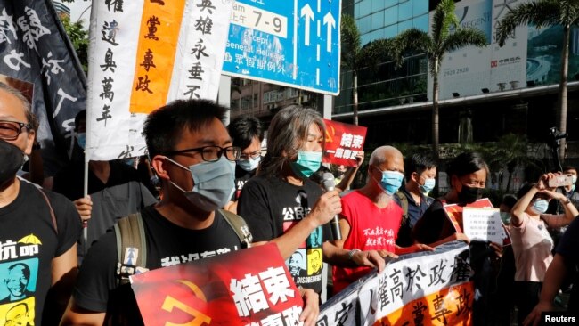 香港民众2020年7月1日在当局升旗仪式附近举行抗议（路透社）