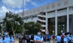 香港政府未经地区咨询，容许华大基因在港岛西区中山纪念公园体育馆改建临时”火眼实验室”，进行全民病毒检测，引起当区居民不满，一批民主派中西区区议员8月7日早上到场抗议，并要求召开区议会特别会议，约200名警员到场驻守。 (美国之音汤惠芸拍摄)