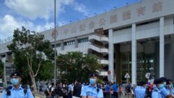 香港政府未經地區諮詢，容許華大基因在港島西區中山紀念公園體育館改建臨時”火眼實驗室”，進行全民病毒檢測，引起當區居民不滿，一批民主派中西區區議員8月7日早上到場抗議，並要求召開區議會特別會議，約200名警員到場駐守。(美國之音湯惠芸拍攝)