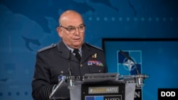 北约组织军事委员会主席、英国皇家空军上将彼奇（Stuart Peach）15日向媒体通报北约国防部长会议结果。