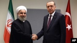 Presiden Iran Hassan Rouhani (kiri) dan Presiden Turki Recep Tayyip Erdogan (foto: dok). 