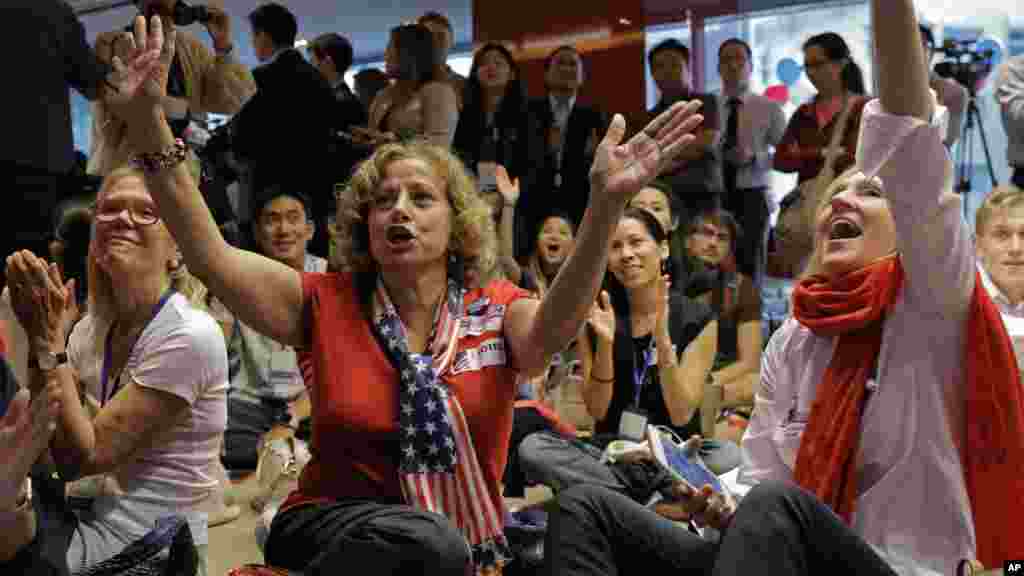 Réactions des fans d'Hillary en regardant les résultats de l'élection présidentielle américaine à Hong Kong, le 9 novembre 2016.