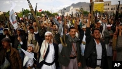 Phiến quân Houthi giơ vũ khí và hô khẩu hiệu trong một cuộc biểu tình chống lại các cuộc không kích do Saudi đứng đầu ở Sana'a, Yemen, ngày 24/8/2015.