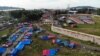 Kawasan di sekitar Stadion Manakarra yang menjadi salah satu lokasi pengungsian korban gempa di Kabupaten Mamuju, Sulawesi Barat, Selasa, 26 Januari 2020. (Foto: Yoanes Litha/VOA)