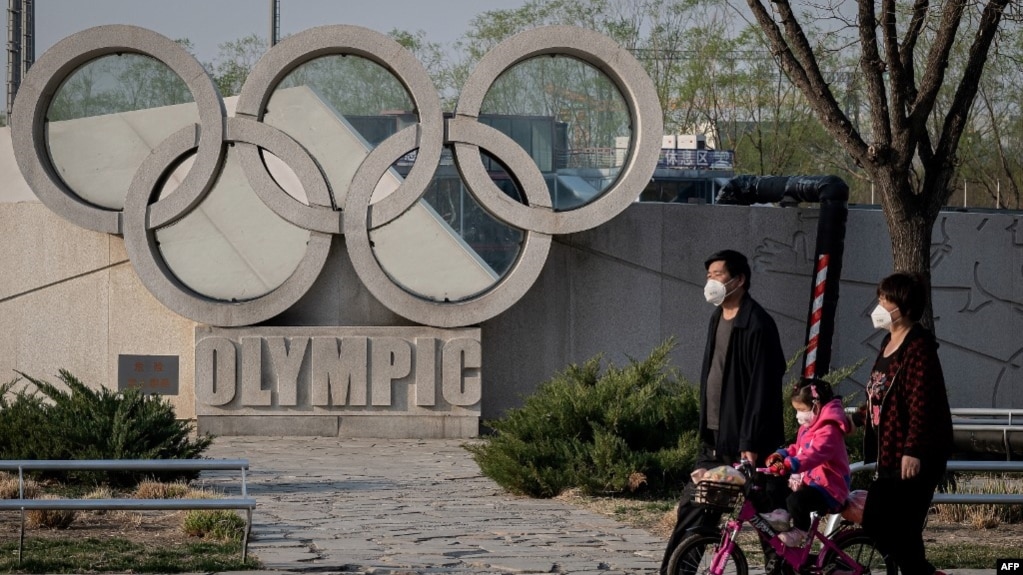 北京国家体育场前的奥运五环标志 （2020年3月23日 法新社）(photo:VOA)
