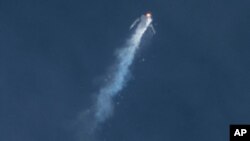 La nave espacial suborbital de Virgin Galactic explota poco después de desacoplarse del avión que la lanzó. 
