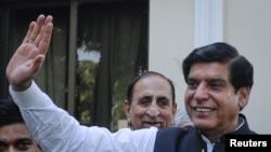 Pakistan's Prime Minister Raja Pervez Ashraf waves to media in Islamabad, June 22, 2012. 