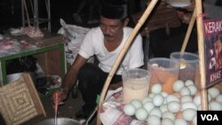 Seorang pedagang kerak telor tengah mempersiapkan dagangannya di ajang Pesta Rakyat Jakarta yang dibuka Wagub DKI Jakarta, Basuki Tjahaja Purnama (14/6).