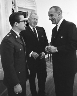 John E. Steinbeck và con trai John IV 19 tuổi tới thăm và bắt tay Tổng thống Lyndon B. Johnson tại Oval Office, White House ngày thứ Hai 16/ 05/ 1966 trước khi lên đường sang Việt Nam. Steinbeck là bạn của Tổng thống Johnson từ 1963. Cuộc gặp gỡ 4 phút theo yêu cầu của Steinbeck. [nguồn: tài liệu LBJ Library and Museum]