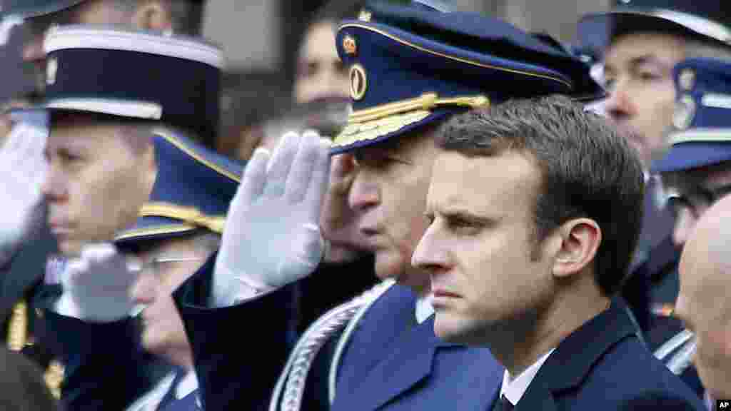 Emmanuel Macron, l'un des deux candidats du deuxième tour de l'élection présidentielle française, assiste à la cérémonie d'hommage, mardi 25 avril, à Xavier Jugelé, le policier tué lors de l'attentat sur les Champs-Élysées, Paris.