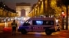 خودروی پلیس در ورودی خیابان شانزلیزه در پاریس 