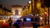 Hommage au policier tué à Paris en présence de Macron et Le Pen
