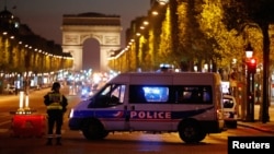 Polisi mengamankan kawasan Champs Elysees Avenue setelah terjadinya penembakan yang menewaskan seorang polisi di Paris, Perancis Kamis malam (20/4). 