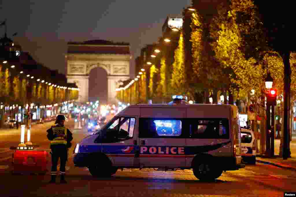 پیرس کے معروف سیاحتی مقام شانزے لیزے پر ایک مسلح حملہ آور کی فائرنگ سے پولیس کا ایک اہلکار ہلاک اور دو زخمی ہوگئے ہیں۔