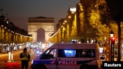 在巴黎发生枪击事件，导致一名警察丧生，另外两人受伤后，警方把香榭丽舍大街保护起来(2017年4月20日)