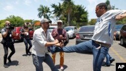 Apoiantes do Governo e da oposição da Venezuela em confrontos em Brasília