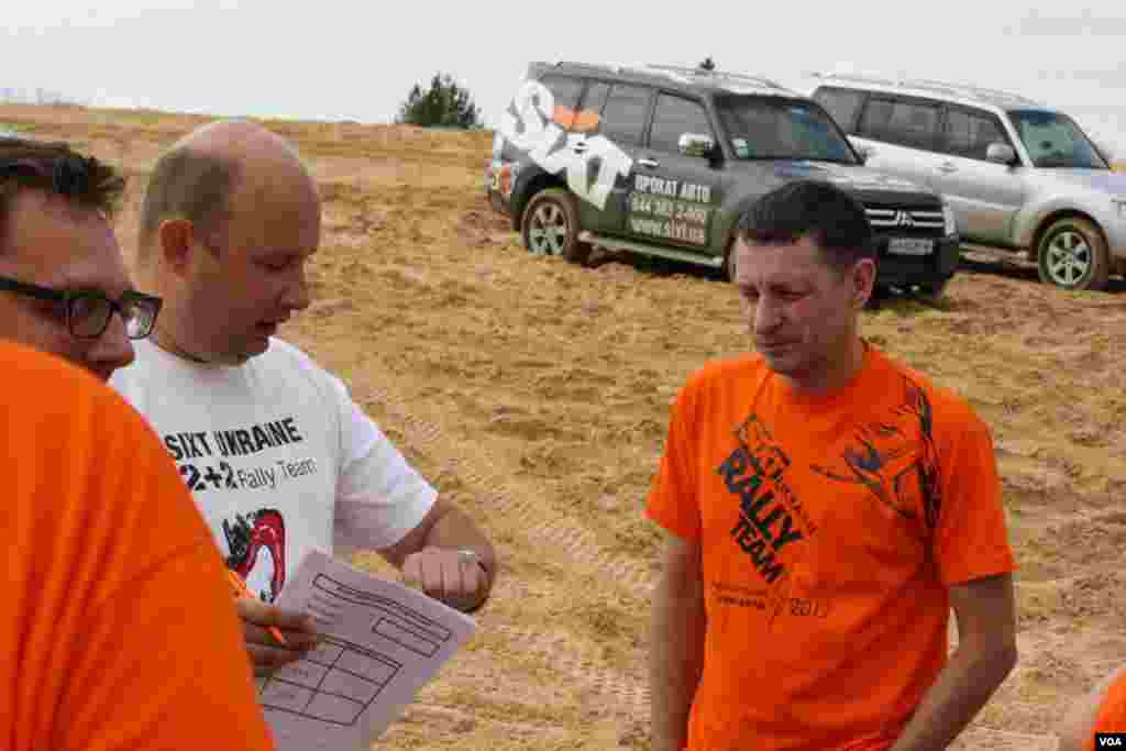 В последние дни мая 2012 года команда Sixt, выступающая на ралли Париж – Дакар, организовала автомобильный двухдневный рейд по Алёшковским пескам для украинских и зарубежных журналистов