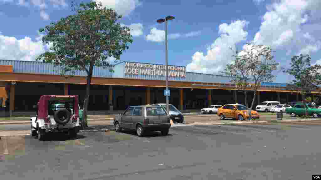 El aeropuerto Internacional José Martí, en La Habana, se prepara para recibir a cientos de invitados, periodistas y representantes de otras organizaciones civiles, para la simbólica reapertura de la embajada de EE.UU. en Cuba. [Foto: Celia Mendoza, VOA]