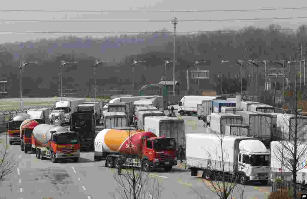 Kendaraan-kendaraan dari Korea Selatan berputar balik setelah dilarang masuk zona industri gabungan Kaesong, Korea Utara (3/4). (AP/Ahn Young-joon)