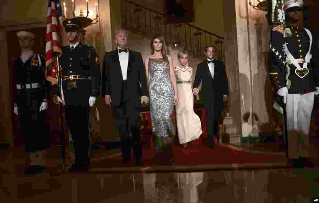 Rais Donald Trump, mkewe Melania Trump, Brigitte Macron, na Rais wa Ufaransa Emmanuel Macron wakiwa katika picha ya pamoja kabla ya kuhudhuria hafla ya chakula cha usiku, White House, Washington, Aprili 24, 2018.