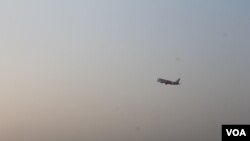 Pesawat AirAsia terbang dari Bandara Internasional Juanda di Surabaya. (VOA/Petrus Riski)