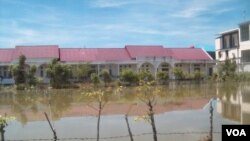 Gedung-gedung sekolah di Kabupaten Aceh Besar masih tergenang banjir hingga Rabu, 5/11 (foto: VOA: Budi Nahaba).