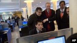 지난 8일 평양 김일성대학교 컴퓨터 실습실을 방문한 미국 구글사의 에릭 슈미트 회장(오른쪽 3번째)과 빌 리처드슨 전 뉴멕시코 주지사(오른쪽 2번째).