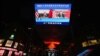 2021年11月16日，北京的户外显示屏上播放中国中央电视台有关国家主席习近平与美国总统拜登视频会议的报道。
