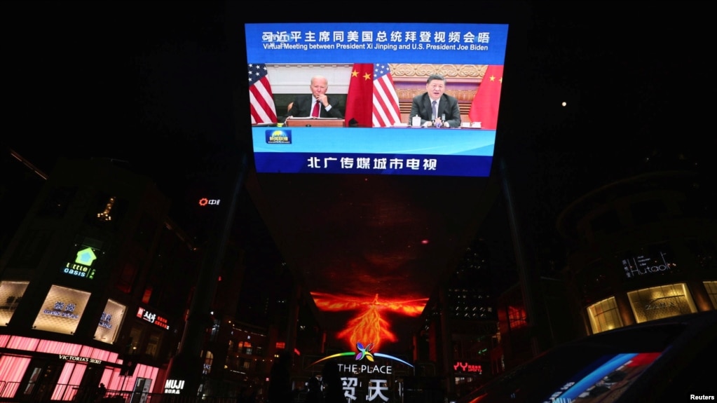 2021年11月16日，一个屏幕播放中国官媒中央电视台新闻联播，中国国家主席习近平和美国总统拜登举行视频会谈。(photo:VOA)