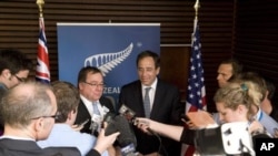 Thomas Nides, U.S. Deputy Secretary of State with NZ Foreign Affairs Minister, Hon Murray McCully.