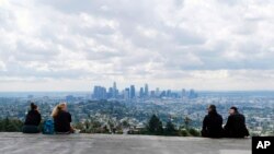 Una foto de la ciudad de Los Ángeles tomada el 20 de marzo de 2020 muestra una vista que regularmente está oscurecida por la contaminación.