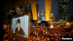 香港示威者觀看政府官員與學聯代表的對話