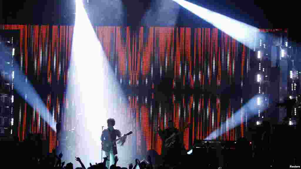 Prince performs during the Billboard Music Awards at the MGM Grand Garden Arena in Las Vegas, Nevada, May 19, 2013.