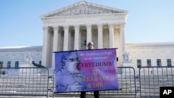 资料照片：一名抗议者站在位于华盛顿的美国最高法院外。(2022年1月7日)