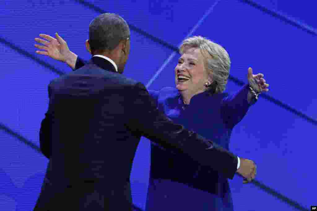 Hillary Clinton rejoint Barack Obama sur le podium à la convention démocrate, à Philadelphie, le 27 juillet 2016. &nbsp;