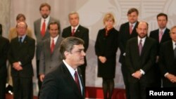 Longueira era el candidato de la Unión Oficialista y daba esperanzas frente a la candidata Michelle Bachelet.