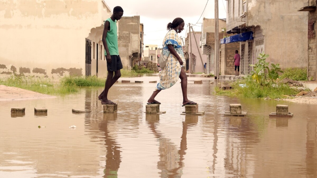 Les Inondations Font Cinq Morts à Dakar Et Bloquent L'accès Aux Banlieues