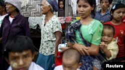 ကခ်င္ျပည္နယ္ ျမစ္ၾကီးနားၿမိဳ႕က ဒုကၡသည္စခန္းတခုမွာ ေနထိုင္ၾကတဲ့ စစ္ေဘးေရွာင္ ကခ်င္ဒုကၡသည္မ်ား။ (ဇူလိုင္ ၃၀၊၂၀၁၅)