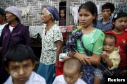 ကခ်င္ျပည္နယ္ ျမစ္ႀကီးနားၿမိဳ႕ IDP ကမ့္ပ္အတြင္းမွ ကခ်င္စစ္ေဘးေရွာင္ ဒုကၡသည္အခ်ဳိ႕။ (ဇူလုိင္ ၃၀၊ ၂၀၁၅)