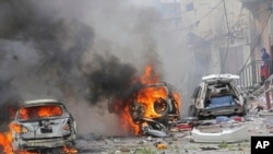 Kendaraan terbakar di luar mall Midnimo setelah serangan bom di mall yang populer di Mogadishu, Somalia, 30 Juli 2017. 