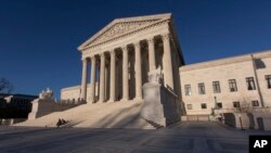 Gedung Mahkamah Agung di Washington, 4 April 2017.