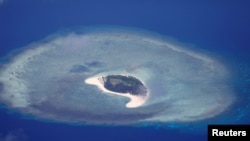 资料照片：斯普拉特利群岛（中国称南沙群岛）一处无人居住的岛屿的鸟瞰图。（2017年4月21日）
