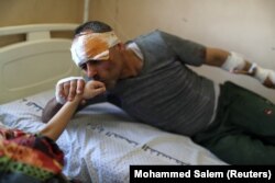 Otac ljubi ruku kćerke dok se liječe u bolnici nakon što su izvučeni iz ruševina zgrade usred izraelskih zračnih udara, Gaza, 16. maj 2021.