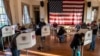 Para pemilih memberikan suara mereka di salah satu sekolah yang digunakan sebagai TPS pada hari pemilihan di Hillsboro, Virginia, 3 November 2020.
