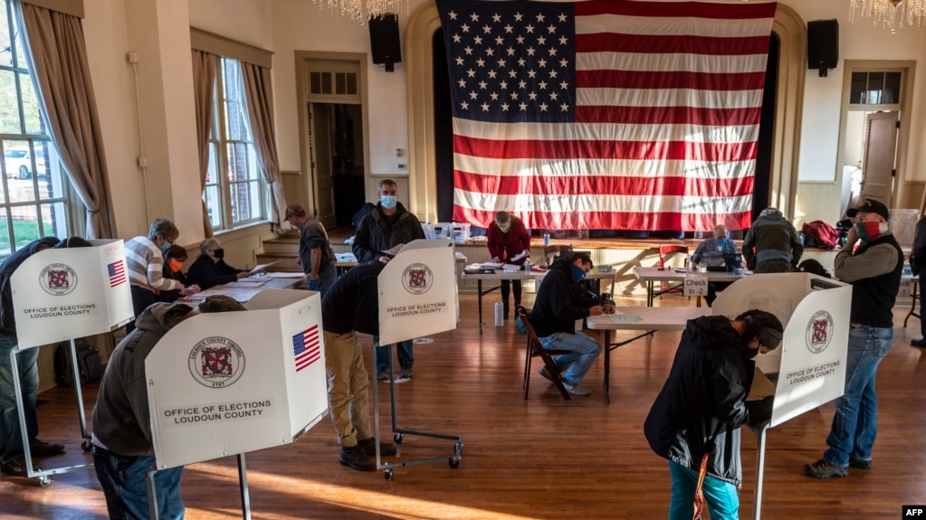 资料照片：美国维吉尼亚州的选民在去年投票日投票。（2020年11月3号）(photo:VOA)