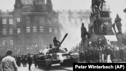 Sovet tankları Praqanın Wenceslas meydanına daxil olur. 21 avqust 1968-ci il. Verilən məlumata görə, öncəki gecə Sovet İttifaqı və Varşava Paktından olan dörd müttəfiq Çexoslovakiyanı işğal edib.