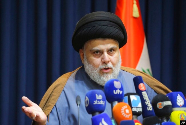 Ulama Syiah ternama Irak, Moqtada al-Sadr berbicara kepada media di Najaf, Irak (foto: dok).