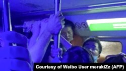 河南郑州暴雨中地铁五号线的车中乘客被困洪水中。（2021年7月20日）