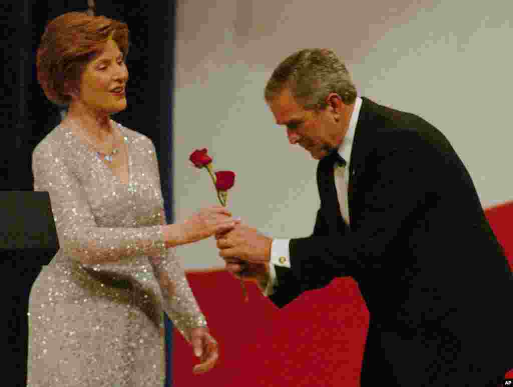 2005年1月20日，美國總統小布殊在華盛頓希爾頓酒店舉行的就職舞會上向第一夫人勞拉·布殊獻上兩支玫瑰